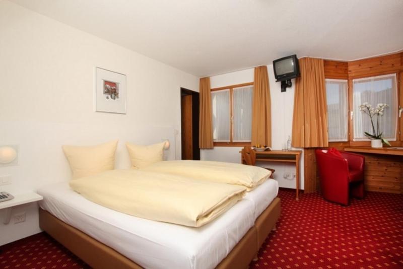 Hotel Central Obersaxen Quarto foto